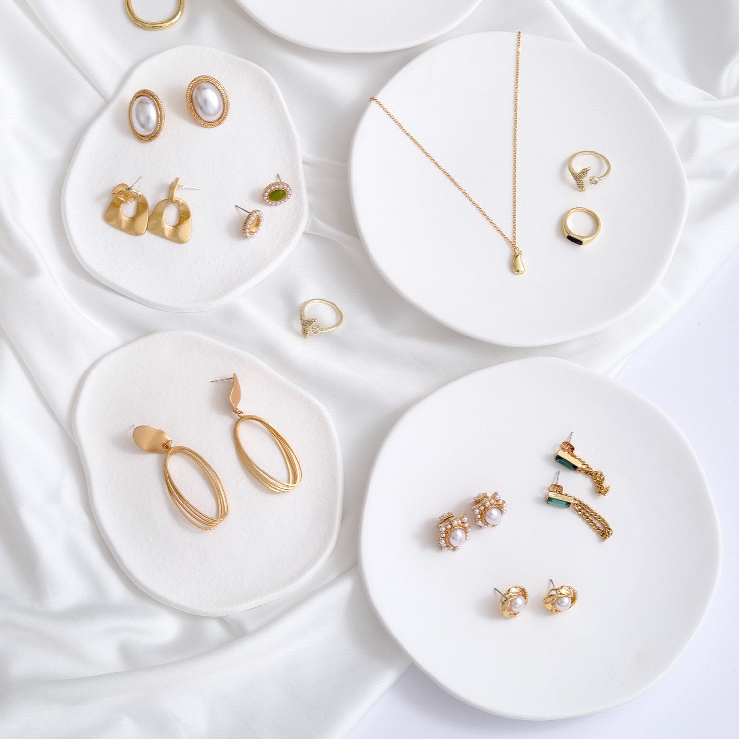 Customized Solutions Durable Easy Clean Jewelry Display Props for Retail Shops and Luxury Malls