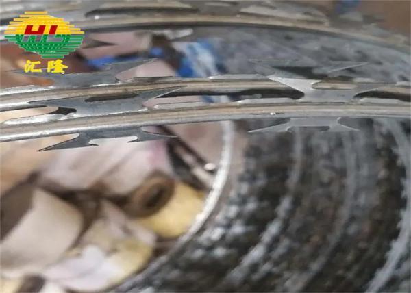450mm Concertina vedação galvanizado a quente mergulhado aço de alta resistência à tração lâmina de segurança 5 clips