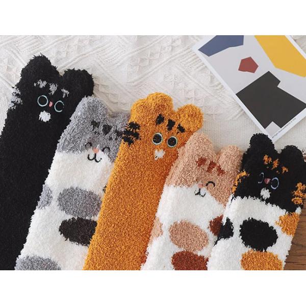 Des chaussettes chaudes d'hiver, des chaussettes en peluche.
