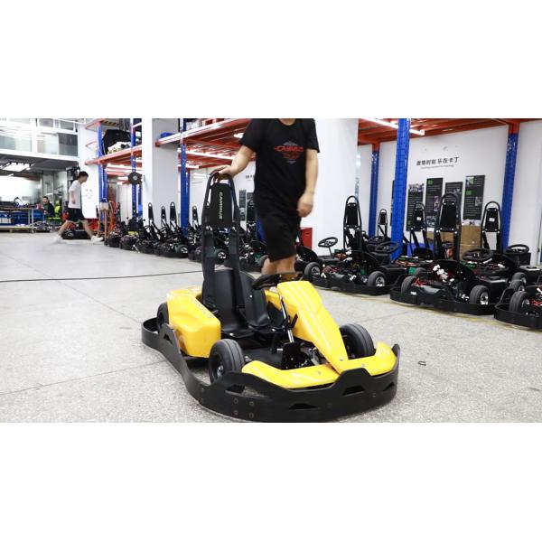 На открытом воздухе парк развлечений идет быстрый ход 3h Karting подряд
