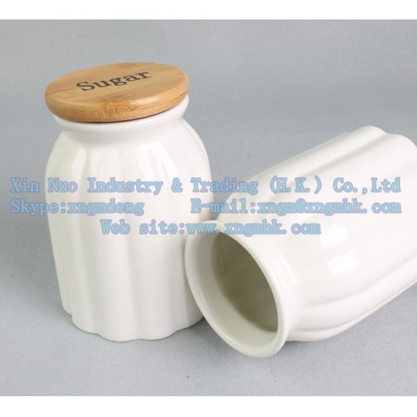 The bamboo storage tank, bamboo care coffee cans, wooden frame sauce pot