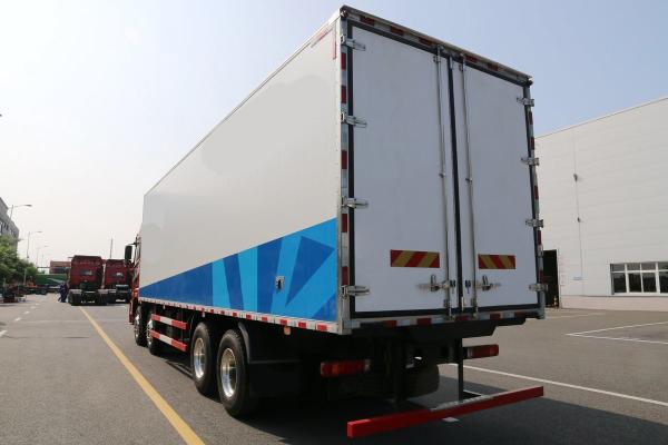 Qingdao Jiefang CA5310 JH6 Diesel 12 Gear 400 HP 8X4 Deflector de telhado alto 9,4m Caminhão refrigerado