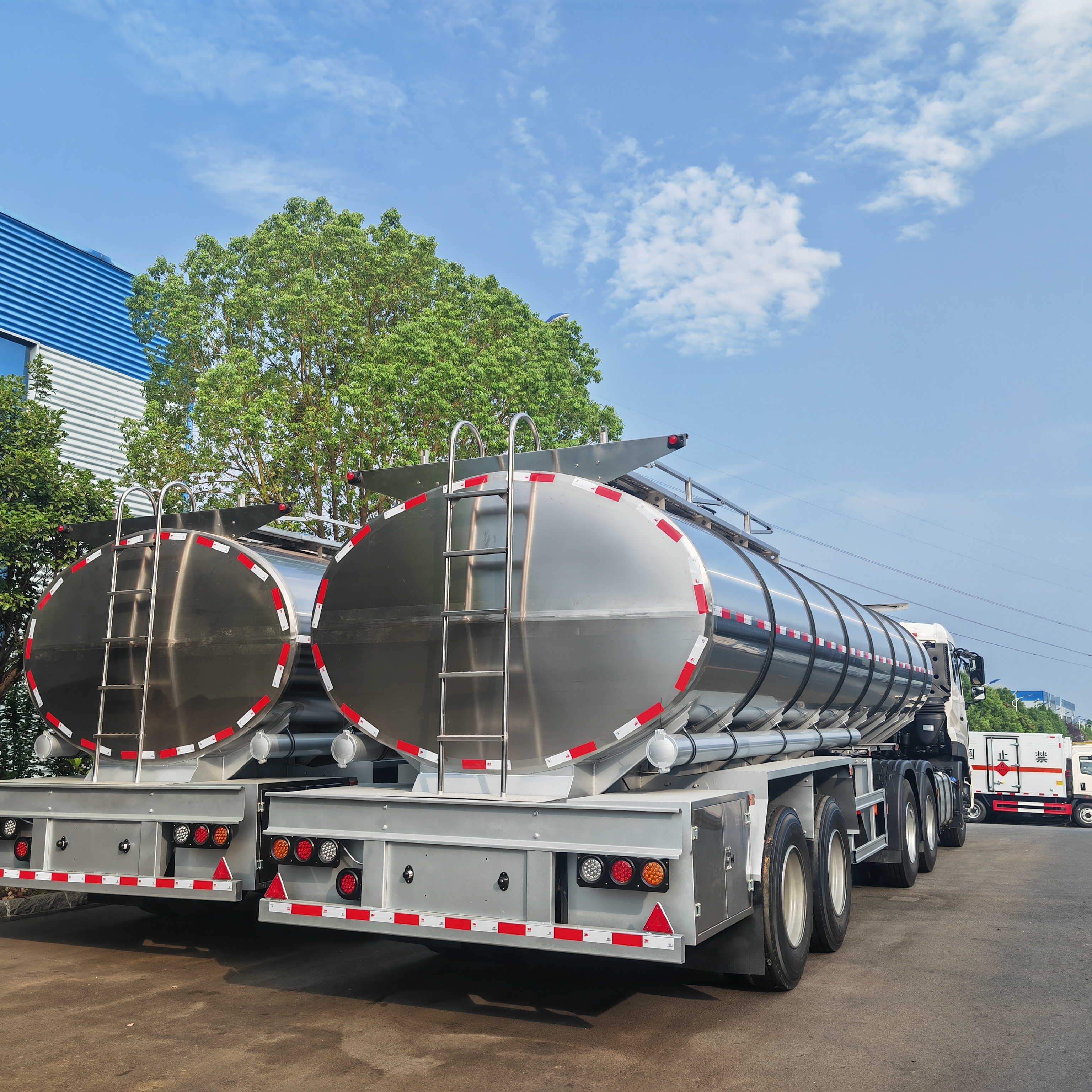 Dongfeng Tractor Truck with 2-Axle Stainless Steel Tanker Semi Trailer