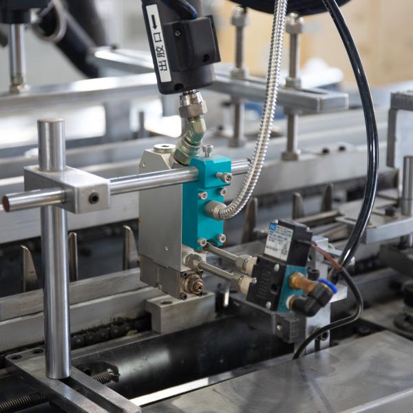 Máquina automática de embalagem de caixas de cartão para rolos de folha de alumínio