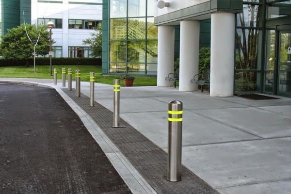 Bollardos fijos de acero inoxidable 304 para protección y seguridad de pavimentos exteriores