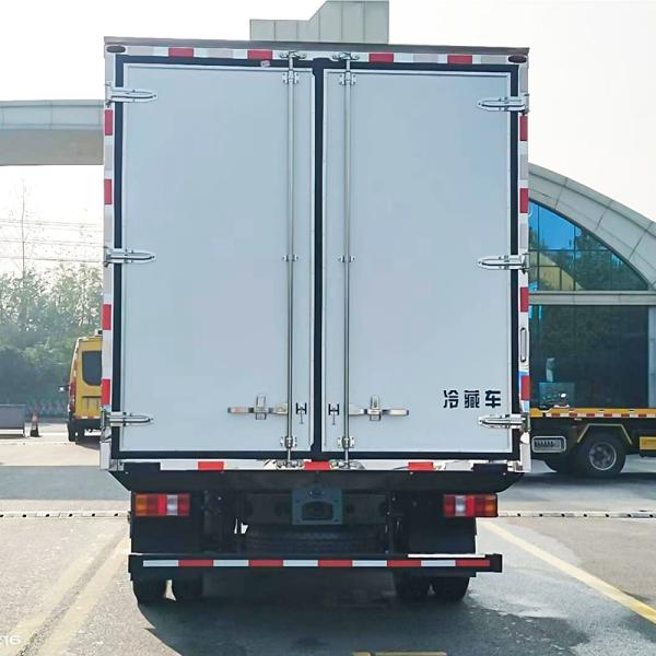 10-15T HOWO 4X2 Refrigerated Truck 5-10ton Car Refrigeration 8-ton Food Truck Refrigerator and Freezer for Food Delivery