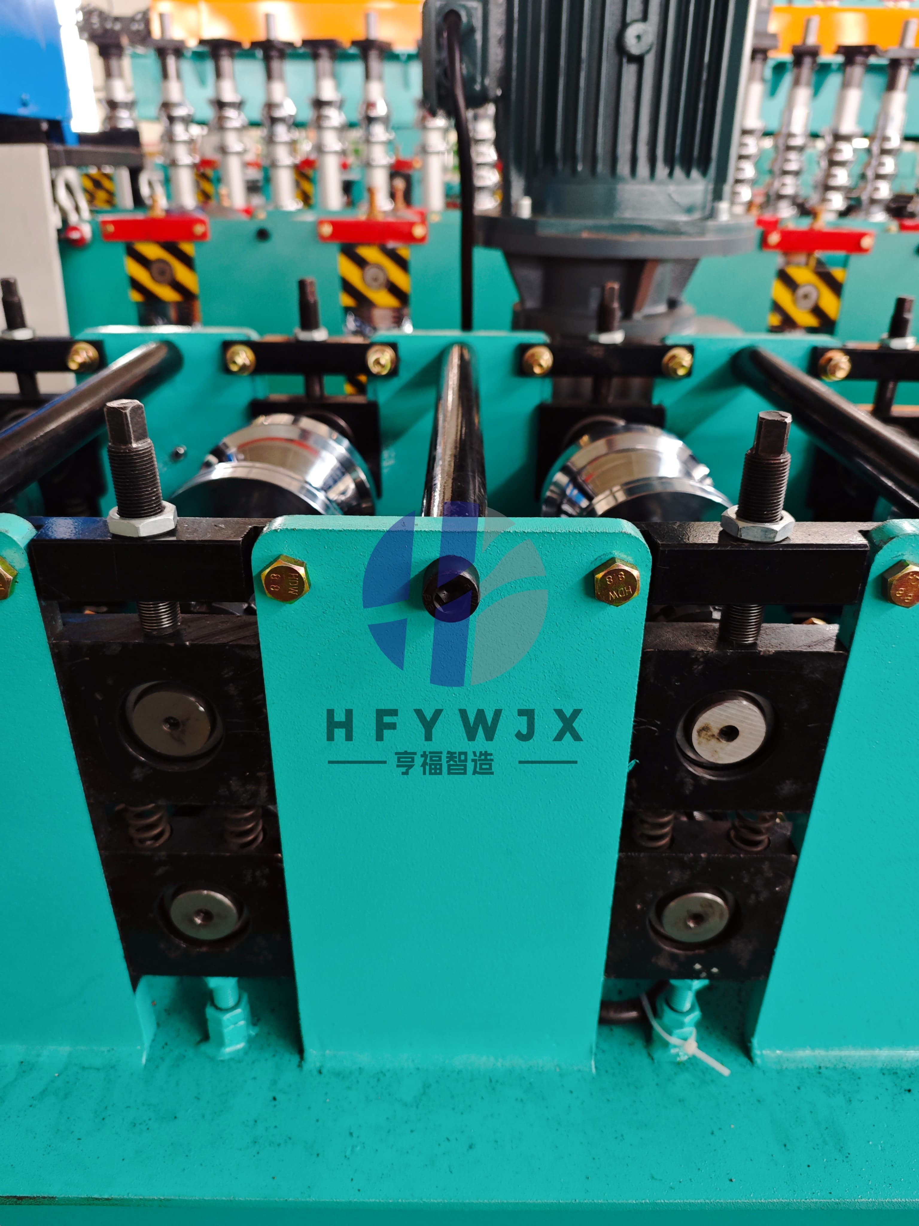 High Precision Non-stop Flying Shear Fence Roll Forming Machine with 16 Rows Rollers and 20-25 m/min Speed