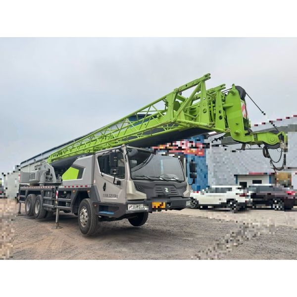 Grúa sobre camión Zoomlion ZTC251E562 de 2020 con capacidad de elevación de 25 toneladas, alta eficiencia operativa y elevación potente