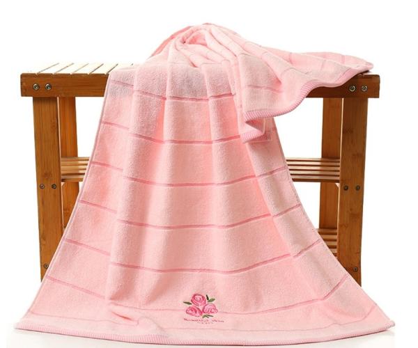 Embroidered Lavender Bath Towel For Adults , 70 * 140cm Oversized Bath Towels 