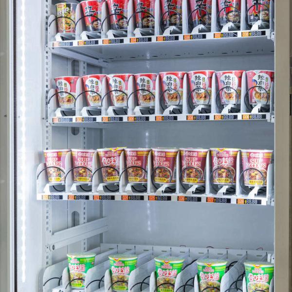 Capacidade Máquina de venda de macarrão de taça de placa de metal 500W Pagamento com cartão em dinheiro