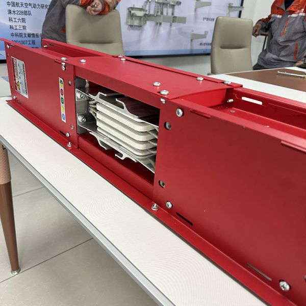 Système de chemin de câbles électriques fermé et ignifuge pour centrales électriques et centres de données