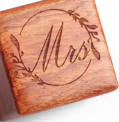 Boîte de bague de mariage et de fiançailles en bois, personnalisable de qualité supérieure pour votre jour spécial.