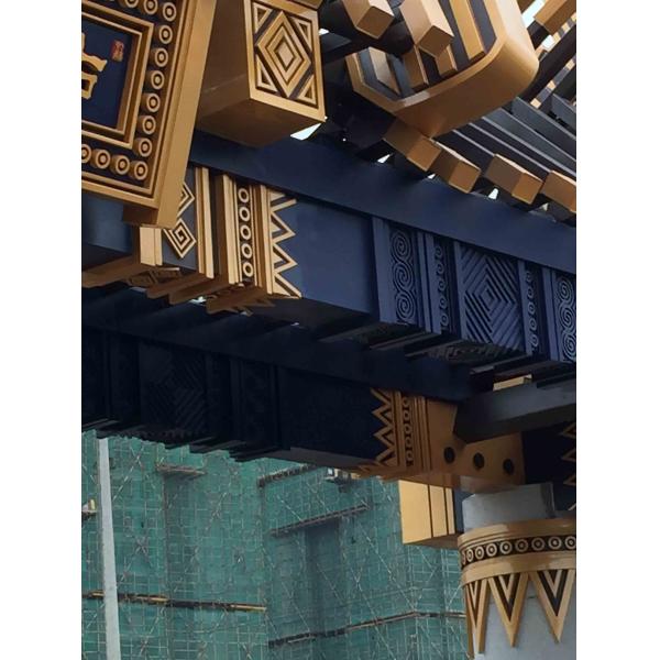 Скульптура золотого цвета большая на открытом воздухе длина в 50 метров для украшения города