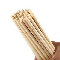 Palillos de bambú redondos envueltos en papel para el restaurante