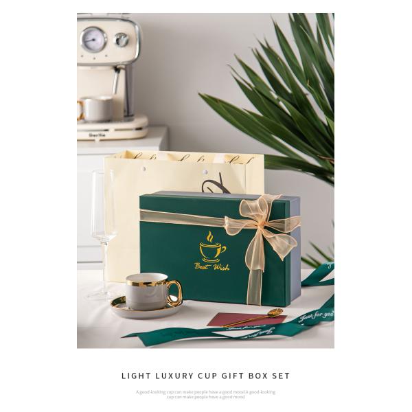 Des ustensiles de table en céramique de luxe pour Noël, une tasse de thé et une tasse de café.