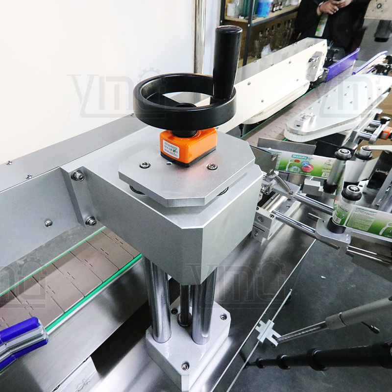 High Accuracy YM610 Automatic Flat Labeling Machine Glass and Plastic square Bottle Labeling Machine With OEM ODM Services