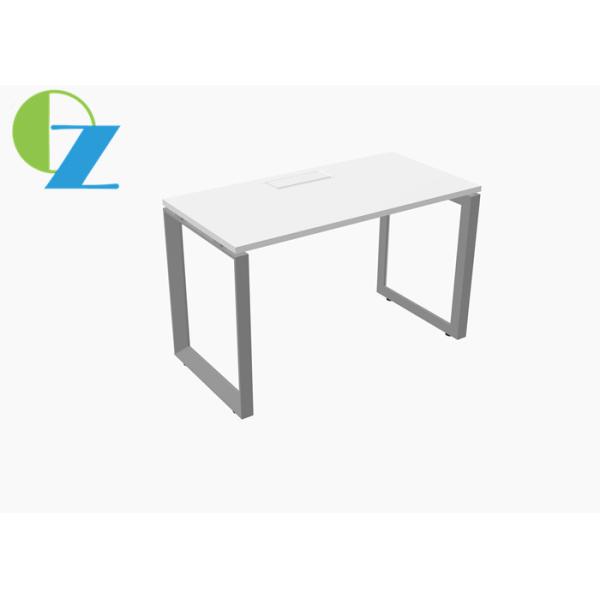 現代1人はオフィス ワークステーション机をたたく