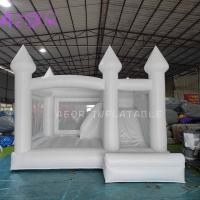 Casas inflables blancas en el patio trasero