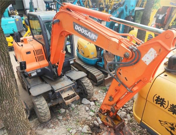                  Used Doosan Mini Wheel Excavator Doosan Dx60W, Secondhand Doosan 6 Ton Hydraulic Mobile Digger Dx60W in Stock             