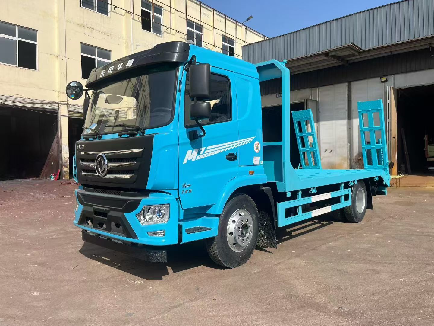 DONGFENG 4x2 Diesel Flatbed Truck Emission Compliant Platform Truck for Heavy Equipment Transport