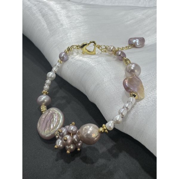 Versatile Pearl bracelet crafted to meet diverse fashion needs ideal for shops specializing in unique accessory pieces