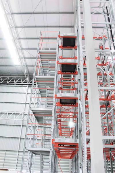 Système ERP Quatre voies de radio Shuttle Racking réduire les coûts de main-d'œuvre de 30%