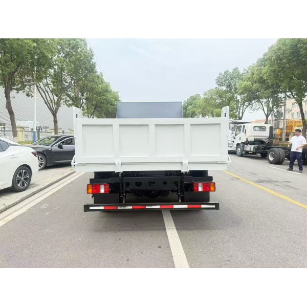 HOWO 5 Ton Tipper Dump Truck Hydraulic Lift For Engineering Projects