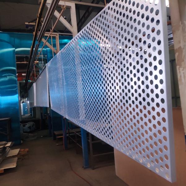 Panneaux métalliques perforés en aluminium sur mesure pour la décoration murale extérieure
