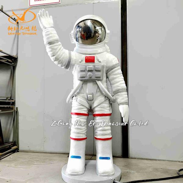 Modèle d'astronaute électrique avec actions adapté aux événements éducatifs