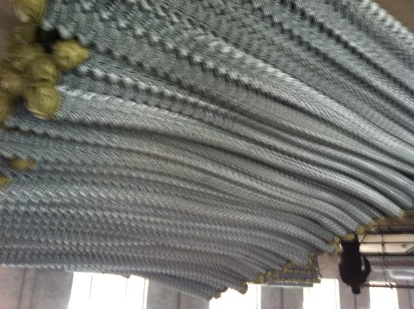 china supplier barbed wire chain link fence, stainless steel chain link fence