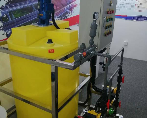 sistema 1000L de dose automático na planta de tratamento da água