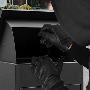 Коробка доставки на крыльце с металлической почтой с замком