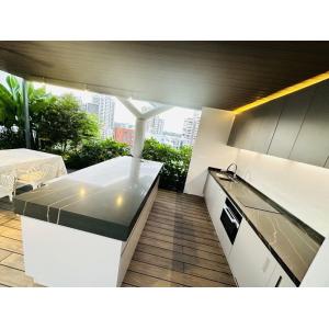 Минималистские ванные шкафы из нержавеющей стали с черными кварцевыми столешницами