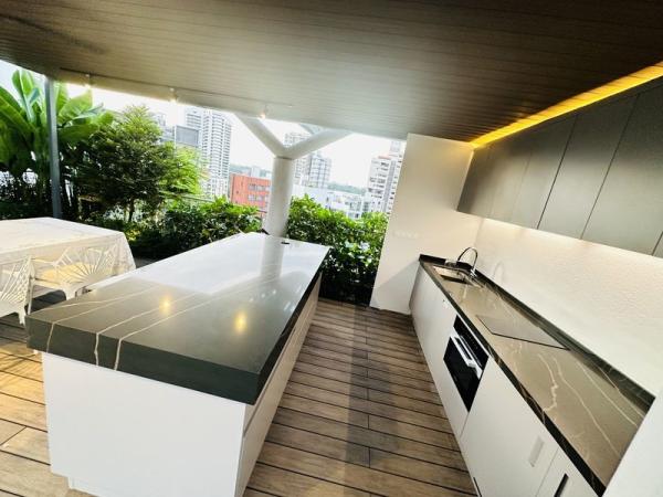 Armários de cozinha de aço inoxidável minimalista com bancadas de quartzo preto