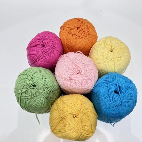 Le bébé main-bras tricotent le fil a mercerisé des fils de coton font du crochet le coton 100%