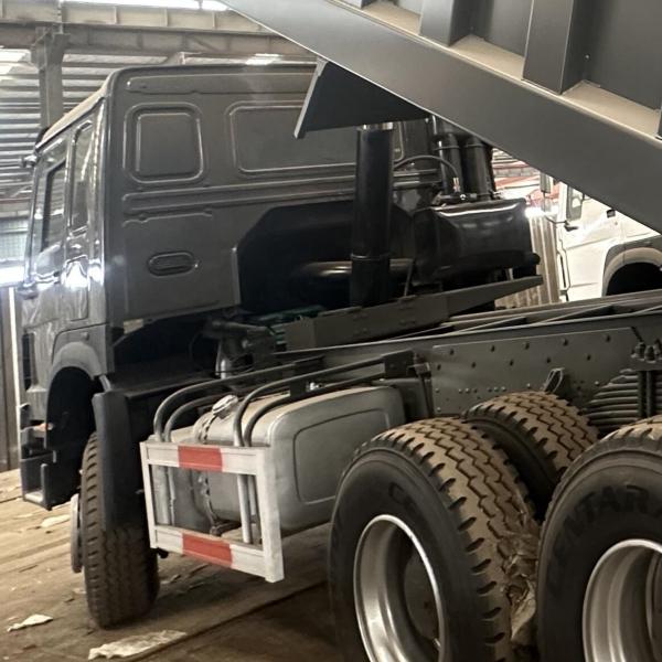 300L Fuel Tanker HOWO 6X4 Dump Truck Load Capacity 25-30t with Customizable Colors and Seats≤5