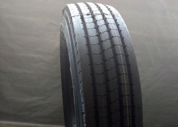 Anti Sideslip Travel Coach Tires 9R22.5 Multitudinous Vertical Tiny Grooves