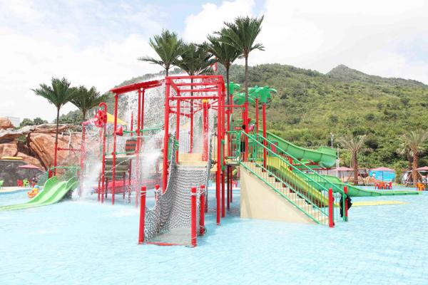 As crianças de 6,5 M molham o equipamento da casa/campo de jogos da água para a piscina no parque do Aqua