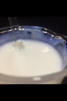 Émulsion acrylique liquide de qualité supérieure et agents de calcination pour le brossage