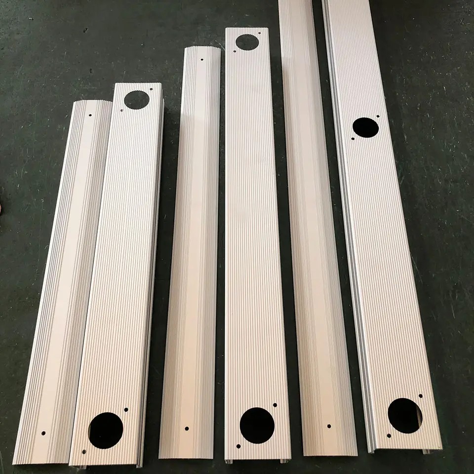 Анодированный серебряный Cnc подвергая прессованное алюминиевое светлое снабжение жилищем механической обработке T8 для СИД