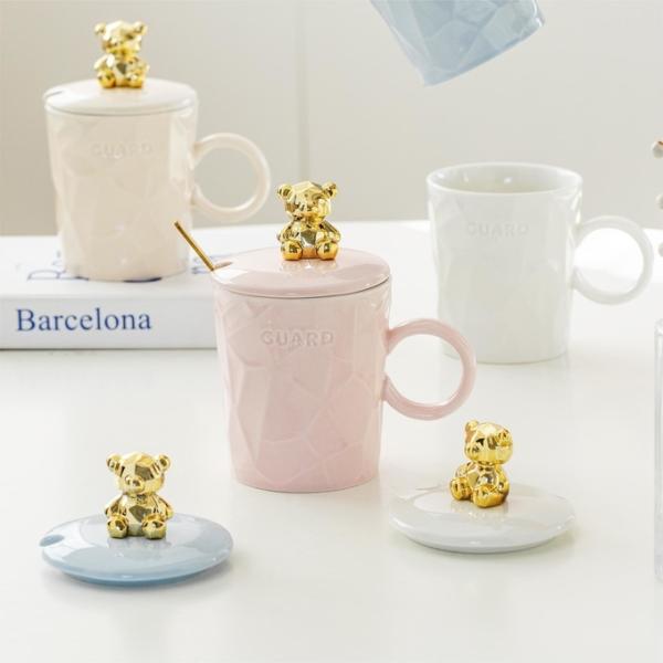 Une tasse en céramique haut de gamme avec un couvercle en or pour ours en peluche et une tasse en céramique pour filles