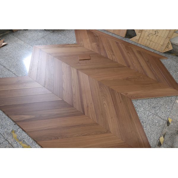 Natural Vanished Chevron Parquet Flooring Engineered Walnut Oak Veneers Tongue Groove Matt Finish Durable Surface