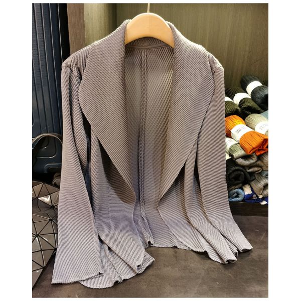 Spring 2025 Women's Solid Color Lapel Long Sleeved Pleated Women's Long Coat