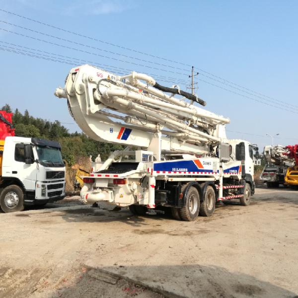 O caminhão 47m concreto da bomba do crescimento de HINO 700 montou 382KW para a construção