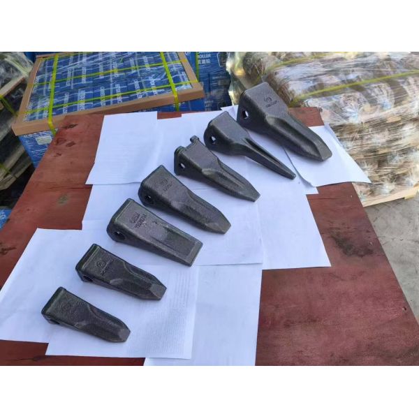 13.7kg Ground Engaging Tools ZW DH420 Daewoo Excavator Parts Flat Sharp Bucket Tooth 2713-1236RC Bucket Teeth