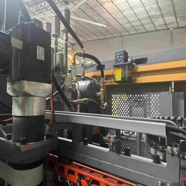 Fully Automatic PET Plastic Water Bottle Molding Machine For Pure Water Production