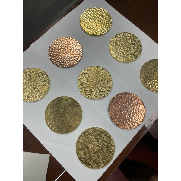 Platos de acero inoxidable con acabado martillado a mano de múltiples estilos para temas de interiores modernos