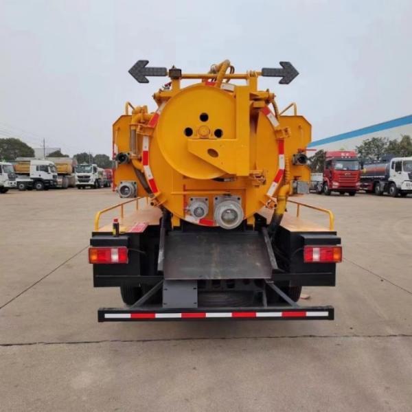 2.2m3 2200L 7.4tons Sewage Suction Truck Diesel Powered Pipeline Dredging