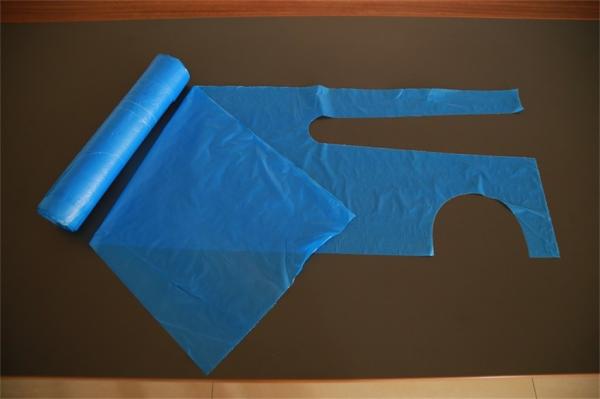 Blue Disposable Plastic Aprons On A Roll For Home Cleaning / Food Testing / Hospital