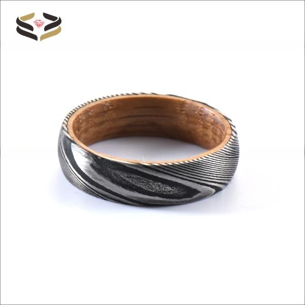 Anneaux de mariage en acier damas gravé 6mm 8mm avec incrustation de douelle de fût de whisky